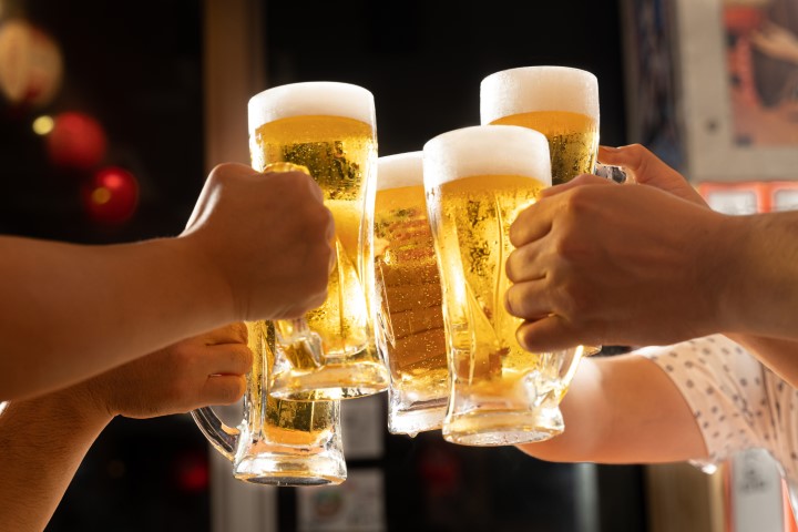 ビールで乾杯する人たち