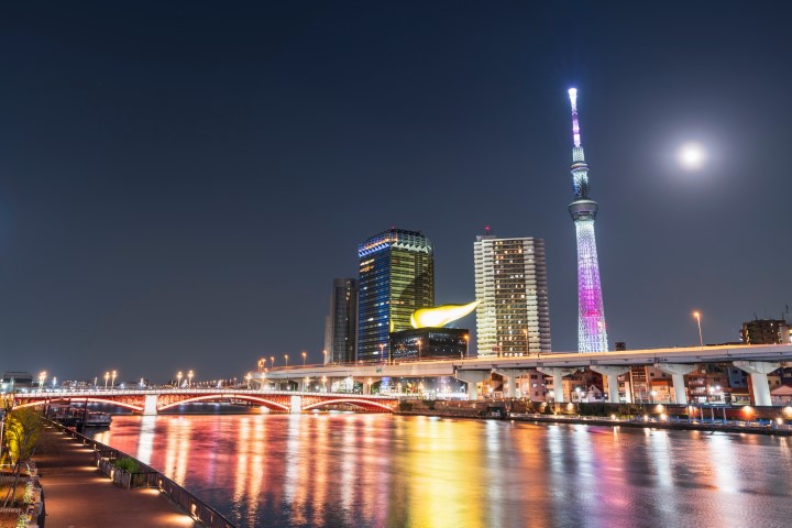 スカイツリーと夜の月